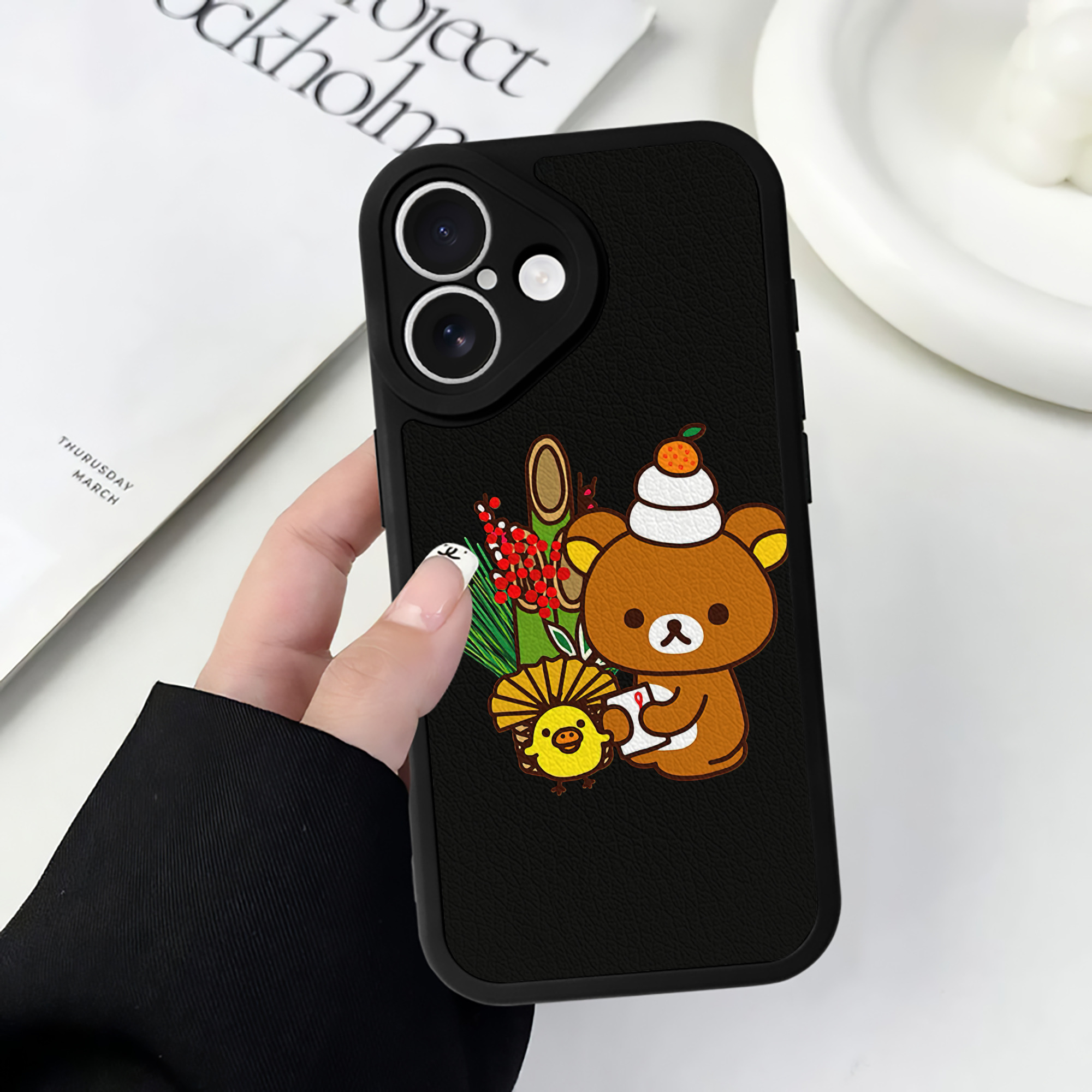 （画像用） リラックマ リラックマ キイロイトリ Rilakkuma Korilakkuma Kiiroitori 【iPhone 16シリーズ対応】シリコンスマホケース（レザー調） 材質：シリコン